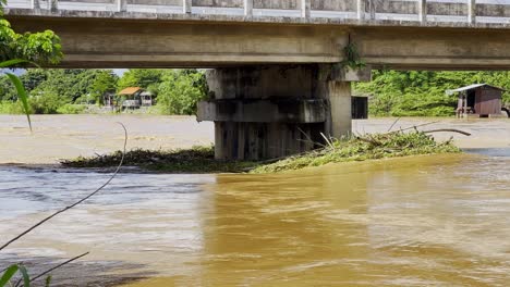 Agua-Turbia-Que-Fluye-Bajo-El-Puente-Después-De-La-Fuerte-Lluvia-Durante-Una-Tormenta-En-Tailandia