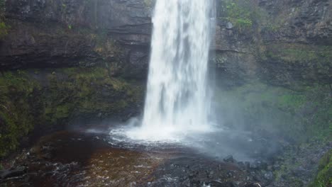 Langsam-Schiebende-Luftdrohnenaufnahme-Eines-Dramatischen-Wasserfalls-In-Wales,-Großbritannien-4k