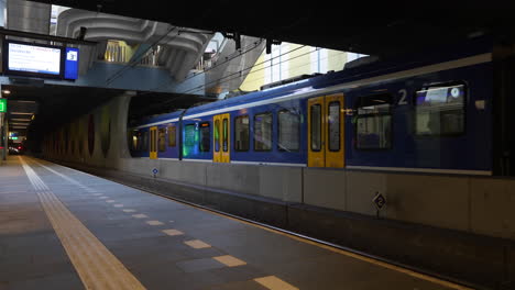 Leerer-Bahnsteig-Von-Rotterdam-Blaak-Mit-Dem-Zug,-Der-Den-Bahnhof-Verlässt