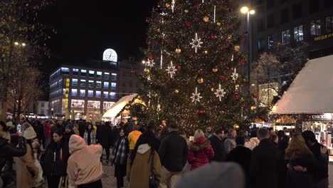 Crowded-Christmas-markets-with-decorated-tree-in-Prague-city-at-night