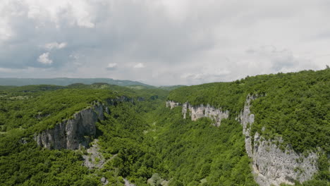 Große-Bewaldete-Schlucht-In-Grüner-Waldlandschaft-In-Georgia