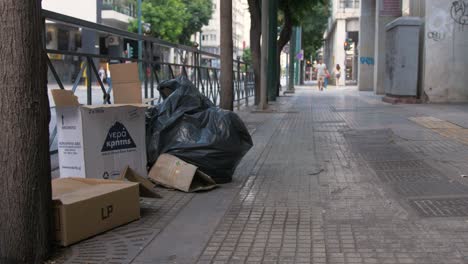 Bolsa-De-Basura-De-Plástico-Y-Cartón-Tirado-Al-Borde-De-La-Carretera-En-Atenas