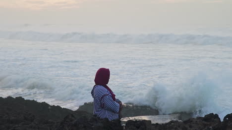 Moroccan-woman-watching-the-waves-in-Casablanca-Morocco