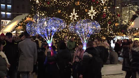 Leute-Mit-Led-luftballons-Und-Menschenmenge-Unter-Weihnachtsbaum,-Nacht-Prag