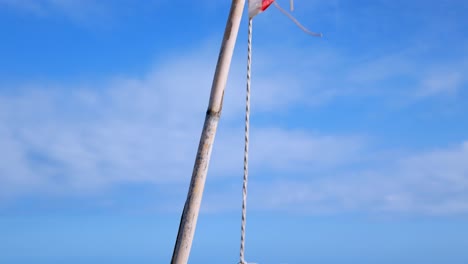 Pole-with-rags-used-as-wind-reference-for-paragliding