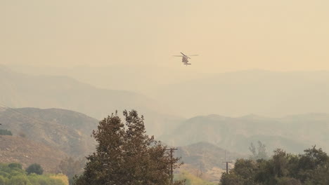 Helicóptero-Grande-Tomando-Agua-Del-Lago-Para-Apagar-Un-Gran-Incendio-En-Fairview-Fire,-Hemet,-California,-EE.UU.