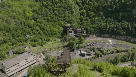 Rostige-Güterseilbahn,-Die-Zu-Einer-Verlassenen-Bergbaufabrik-In-Georgia-Führt