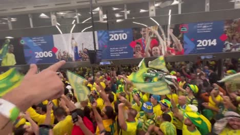 überfüllter-Bahnhof-Mit-Brasilianischen-Fans,-Die-In-Der-U-bahn,-Doha,-Feiern