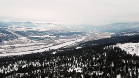 Winterlandschaft-Der-Region-Thompson-Nicola:-Eine-Majestätische-Luftaufnahme