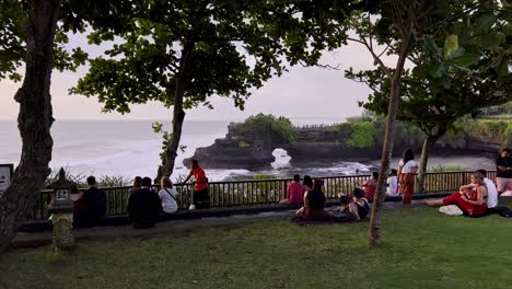 Locals-And-Tourists-At-The-Sunset-View-At-Tanah-Lot-With-Scenery-Of-Batu-Bolong-Temple-In-Bali,-Indonesia