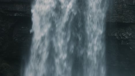 Wasserfall,-Der-Schnell-Nach-Unten-Schwenkt,-Mit-Gefälltem-Baumstamm-In-Wales,-Großbritannien,-4k