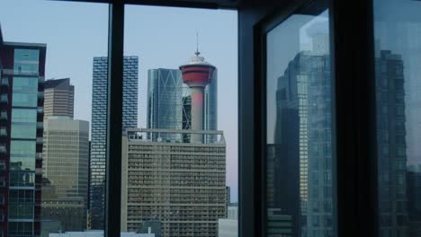 Torre-De-Calgary-Y-Horizonte-De-La-Ciudad-Desde-Un-Moderno-Apartamento-En-El-Centro-De-Canadá