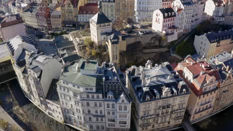 Bloque-De-Edificios-De-Estilo-Art-Nouveau-En-Karlovy-Vary,-Chequia,-Sobre-El-Río