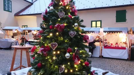 Weihnachtsmarkt-Am-Altstädter-Platz-Mit-Dem-Weihnachtsbaum-Der-Stadt