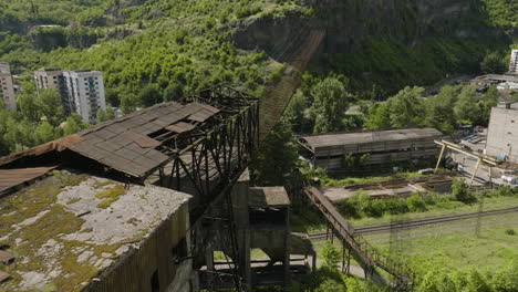 Desolate-rusty-freight-cableway-platform-in-factory-near-Chiatura-town