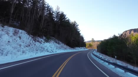 Pov-Conducir-A-Lo-Largo-De-La-Nevada-Autopista-89-En-El-Borde-De-La-Carretera-Del-Bosque-De-New-Hampshire-A-Vermont