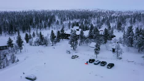 Aerial-view-of-the-Suomen-Latu-Kiilopaa-motel,-winter-in-Saariselka,-Finland---ascending,-drone-shot