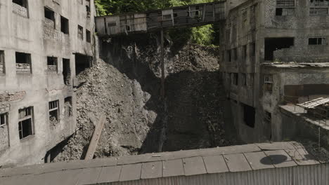Trümmerhaufen-Zwischen-Zerstörten-Gebäuden-Der-Verlassenen-Chiatura-Mine