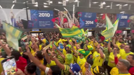 Fanáticos-Brasileños-Celebrando-En-La-Plataforma-Del-Metro-En-Doha