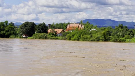 Agua-Marrón-Que-Fluye-En-El-Río-Después-De-La-Fuerte-Lluvia-Durante-El-Día-En-Tailandia