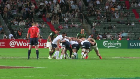 Equipos-Y-Jugadores-De-Rugby-De-Uruguay-Y-Sudáfrica-En-Un-Scrum-Durante-El-Torneo-De-Rugby-7-De-Hong-Kong