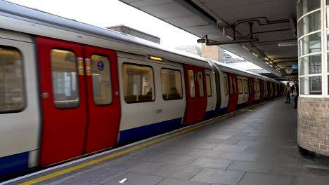 30-November-2022---Northbound-Met-Line-Train-Departing-Platform-At-Harrow-On-The-Hill-Station-In-London