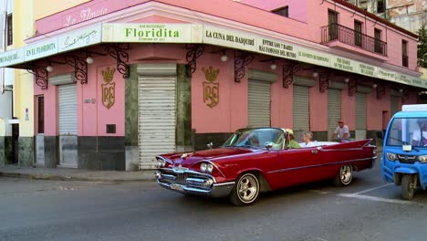 Rojo,-Clásico,-Vintage,-Coche-Descapotable-Conduciendo-Por-La-Calle-En-La-Habana,-Cuba