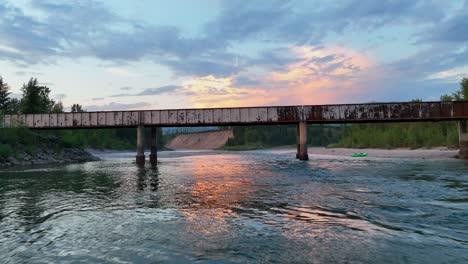 Drohne-Fliegt-Unter-Der-Blankenship-Brücke-über-Den-North-Fork-Flathead-River-In-Montana,-USA