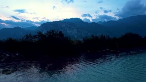 Luftaufnahme-Der-Squamish-Spit-Conservation-Area-Drohne,-Die-Den-Hafen-Und-Die-Malerische-Unverschmutzte-Landschaft-Während-Des-Farbenprächtigen-Sonnenuntergangs-Enthüllt