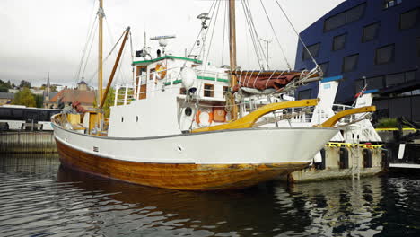 Klassisches-Fischerboot-Aus-Holz-Am-Hafen-Im-Arktischen-Hafen-Von-Tromso-In-Norwegen-Im-Herbst