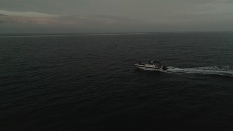 Einsames-Boot-Im-Pazifischen-Ozean-Blick-Von-Einer-Drohne