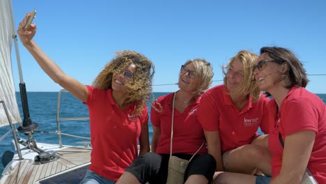 Gruppe-Von-Frauen,-Die-Ein-Selfie-Auf-Einem-Segelboot-Im-Mittelmeer-Machen