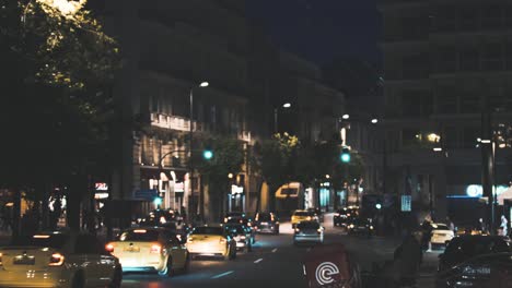 Autos-Fahren-Nachts-Am-Syntagma-Platz-Vorbei