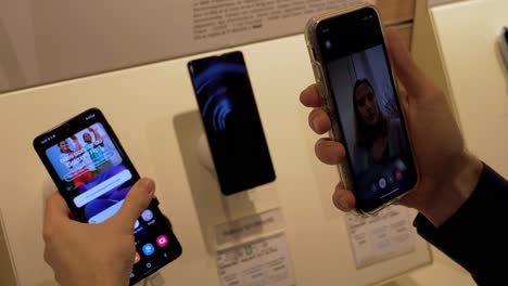 Mann-Ruft-Seine-Frau-An,-Um-Ihr-Das-Neue-Smartphone-Von-Samsung-Zu-Zeigen,-Das-Sich-Zusammenklappen-Lässt-Und-Einen-Touchscreen-Hat