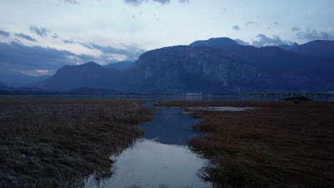 Drone-Vuela-Sobre-Un-Pequeño-Río-De-Agua-Con-Un-Paisaje-Natural-En-El-área-De-Conservación-De-Canadá-Squamish-Spit