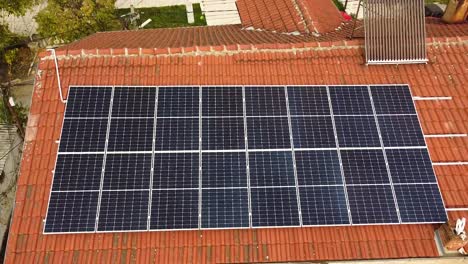 Fotovoltaica-En-El-Techo-De-Una-Toma-Aérea-De-La-Casa