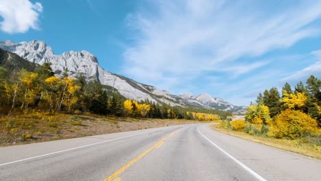 Conduciendo-Por-La-Autopista-En-El-Lago-Abraham-En-Las-Montañas-Rocosas-Canadienses-Alberta