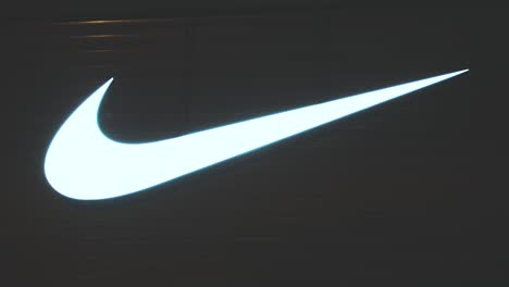 Nike-Logo-Leuchtet-Auf-Dem-LCD-Bildschirm-Aus-Nächster-Nähe