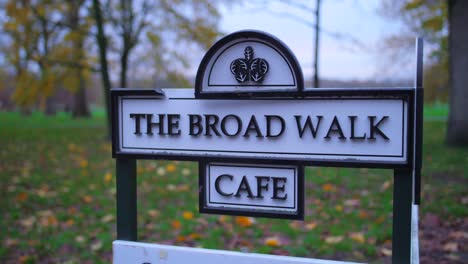 El-Cartel-De-Broad-Walk-Cafe-En-Regents-Park-En-Londres,-Reino-Unido