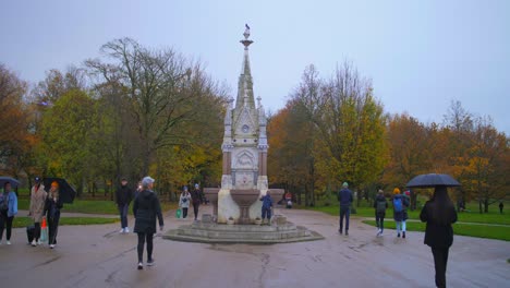 Menschen,-Die-Im-Herbst-Am-Readymoney-Trinkbrunnen-Im-Regents-Park-In-London,-Großbritannien,-Spazieren