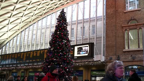 Weihnachten-Kommt-Mit-Einem-Weihnachtsbaum-In-Der-Kings-Cross-Station,-London,-Vereinigtes-Königreich