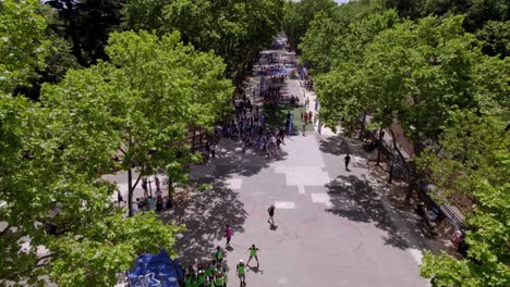 Luftaufnahme-über-Den-Park-In-Montpellier,-Frankreich,-Mit-Einem-Olympischen-Festival-Als-Aktivität-Für-Die-Menschen-Im-Park