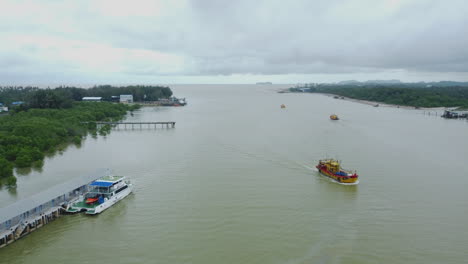 Drone-view-of-floating-boats-in-Rompin-Pahang-river,-Malaysia