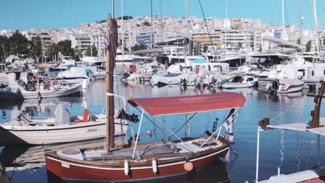 Traditionelles-Griechisches-Carvel-Boot-Vor-Anker-In-Zea-Marina