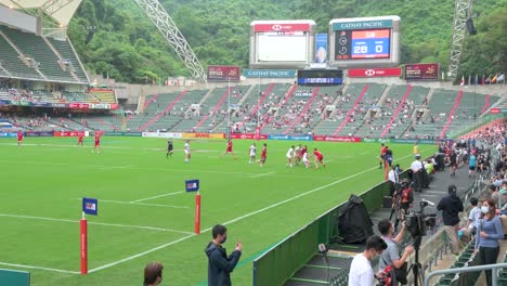 Panning-Shot-Von-Zuschauern,-Die-Im-Stadion-Sitzen,-Während-Ein-Rugbyspiel-Während-Des-Hong-Kong-Seven-Rugby-Turniers-Läuft,-Nachdem-Es-Aufgrund-Von-Beschränkungen-Der-Covid-19-regierung-Abgesagt-Wurde