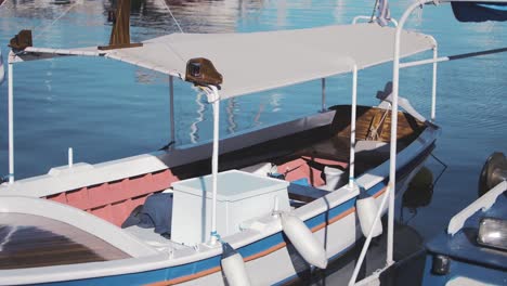 Traditionelles-Griechisches-Fischerboot-Aus-Carvel-Mit-Schönem-Lackiertem-Bug