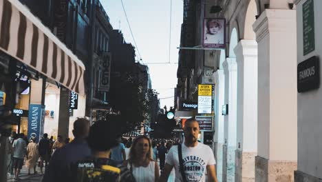 Gente-Caminando-Por-La-Calle-Ermou-En-Atenas