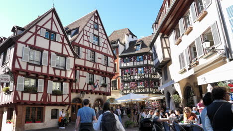 Touristen,-Die-Das-Malerische-Historische-Stadtzentrum-Von-Colmar-Besuchen
