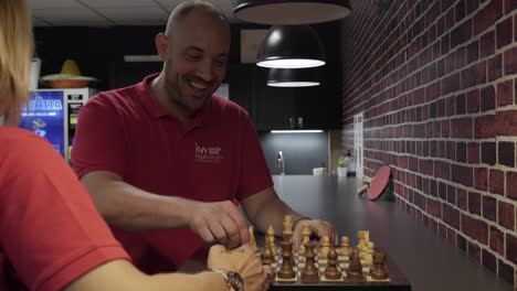 Slowmotion-shot-of-workers-enjoying-themselves-playing-chess-against-each-other