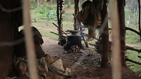 Kessel-über-Dem-Feuer-In-Einem-Typischen-Südindischen-Bauernhaus